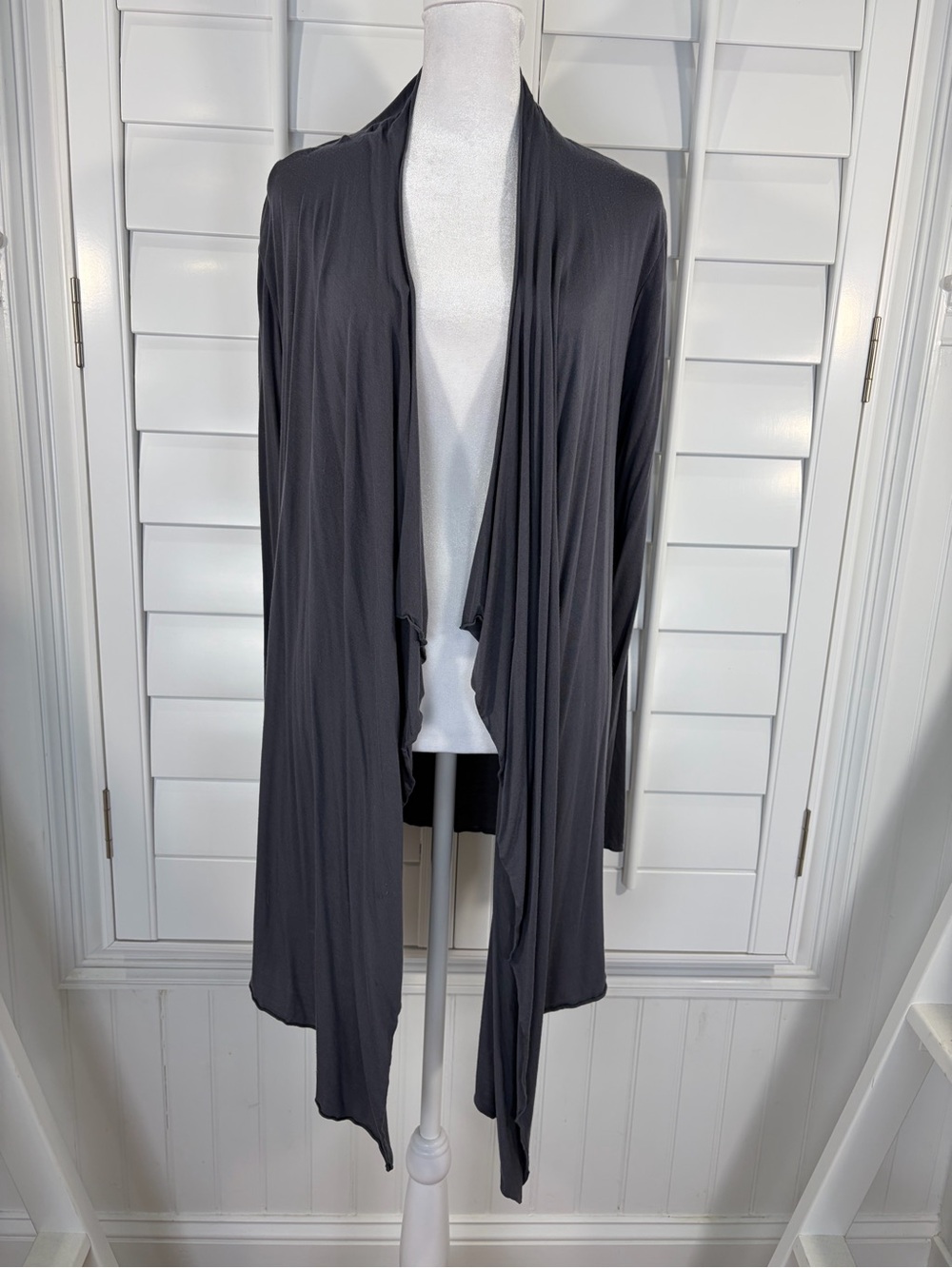 Barefoot Dreams Luxe Milk Jersey Calypso Wrap Cardigan Graphite Grey (M)